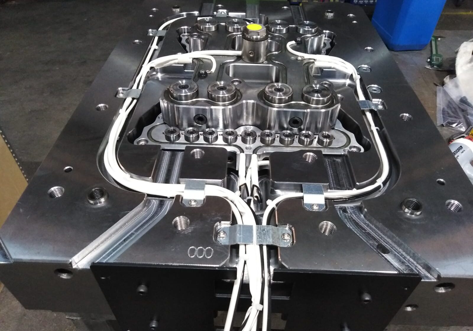 Montaje y reparación de cámara caliente para molde productivo de inyección de plástico en una pieza que requiere varíos puntos de inyección con control de temperatura